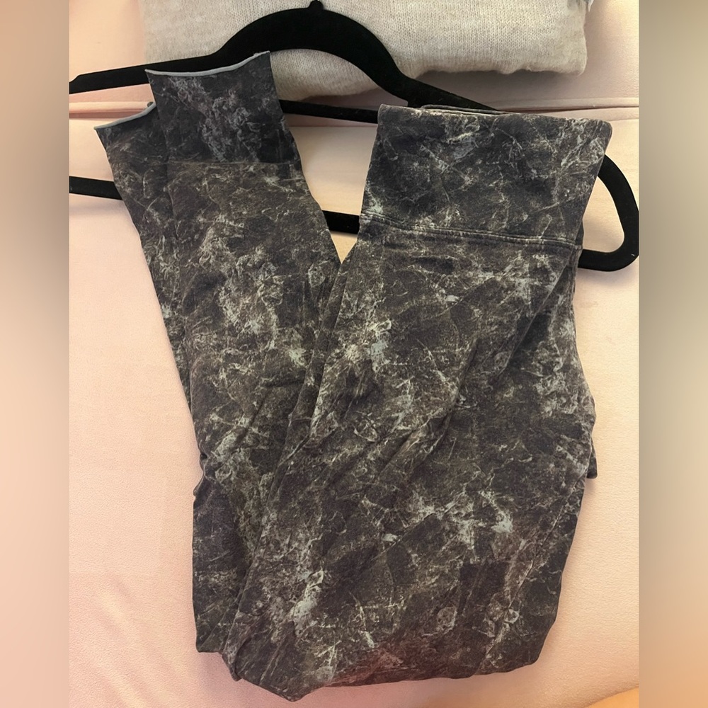Aritzia TNA leggings